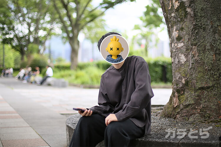 ベンチでスマホを見る遥斗