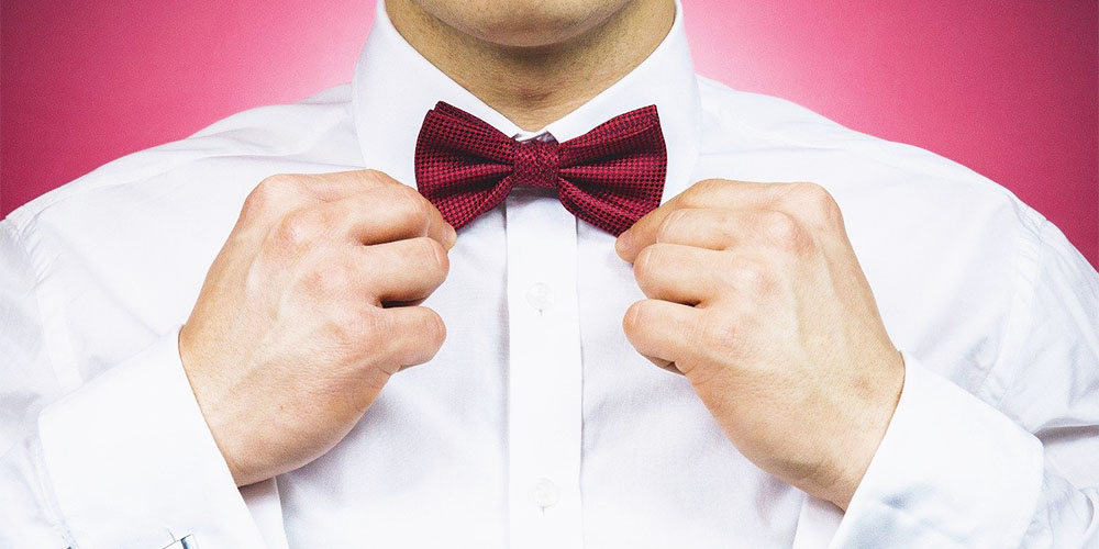 蝶ネクタイを締める紳士的な男性