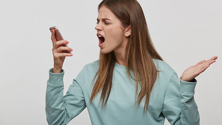 マッチングアプリで出会った相手を罵倒している女性のイメージ画像